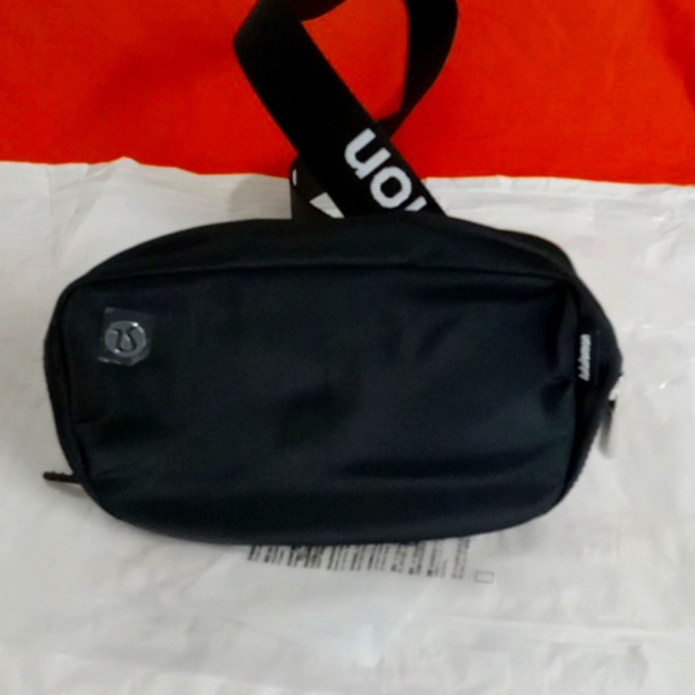 Unisex belt bag black & white